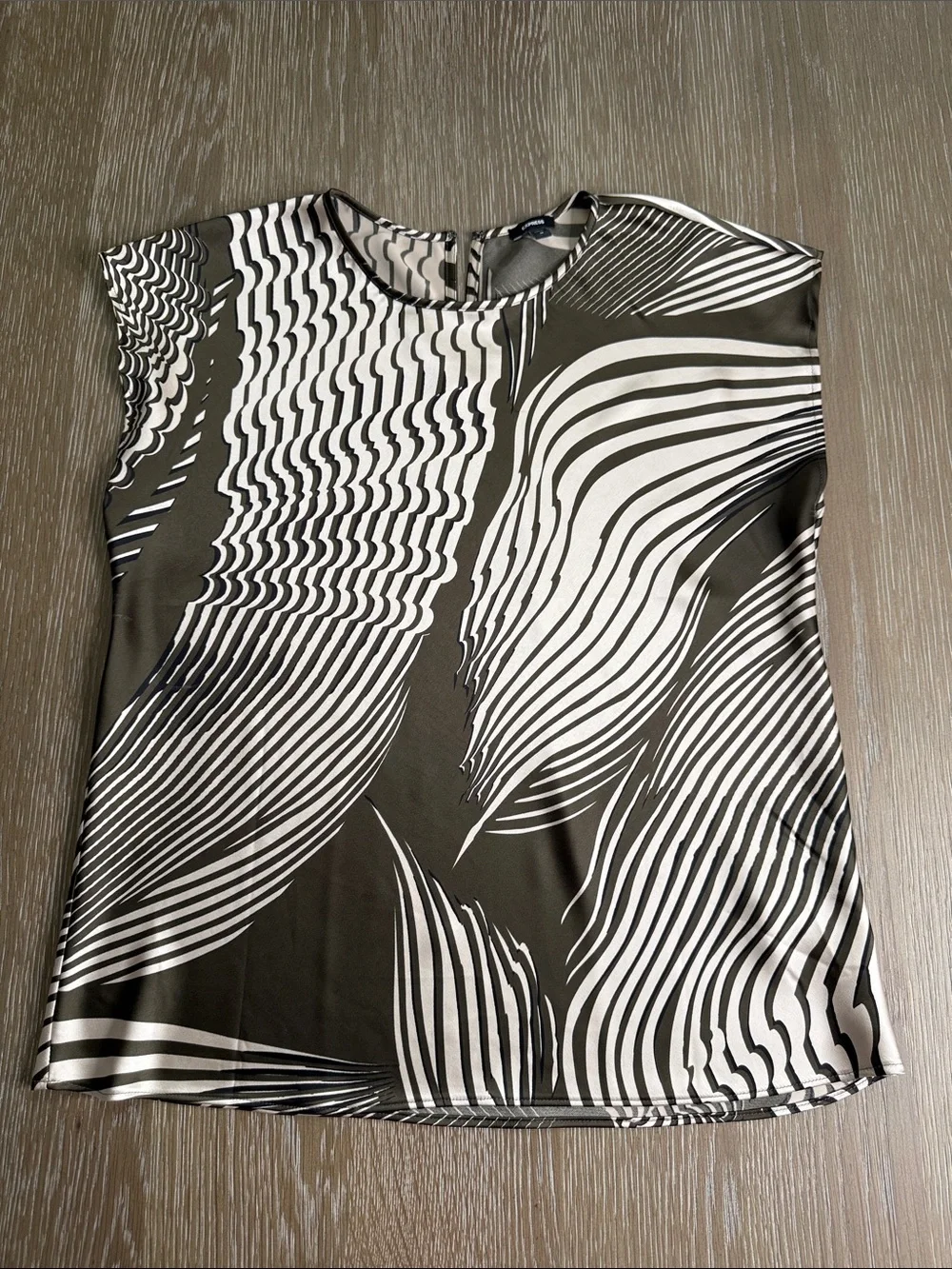 NWOT express Abstract Wave-Print Women's Shell Top - Brown & ivory